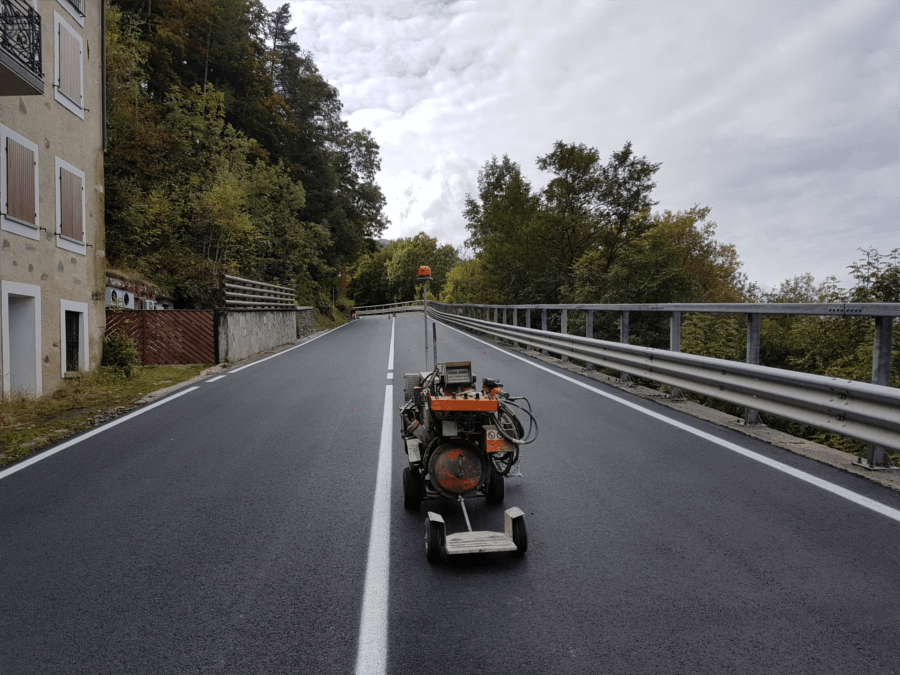 strada-aprica-striscia-bianca-segnaletica.png
