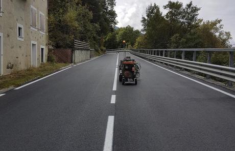 Tratteggio di mezzadria su strada extraurbana