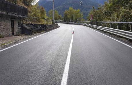 realizzazione linea continua su strada urbana