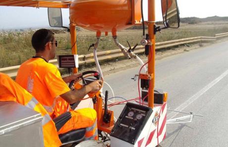 Macchinario segnaletica in lavorazione