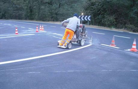 segnaletica stradale in un parcheggio