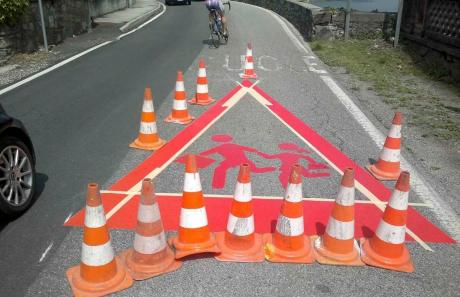 Segnale di pericolo realizzato su strada